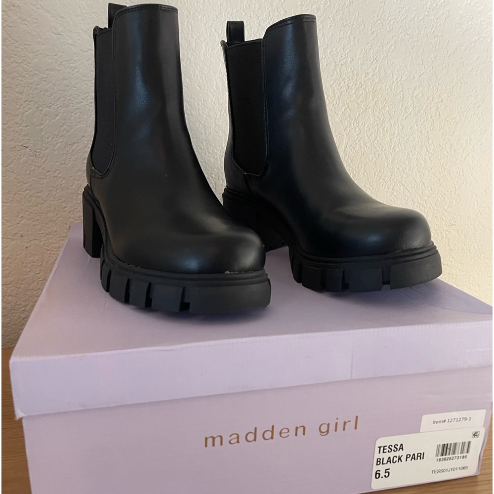 Madden Girl Tessa Chelsea boot 6.5 NEW